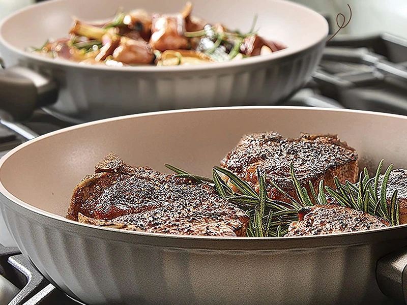 Jakie są procesy zapobiegające przywieraniu patelni z powłoką nieprzywierającą?